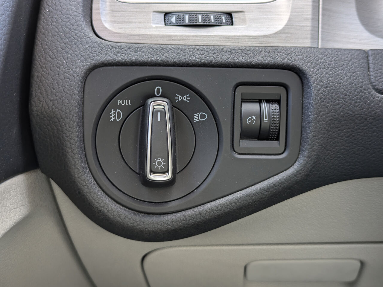 2017 Volkswagen Golf - Image 18