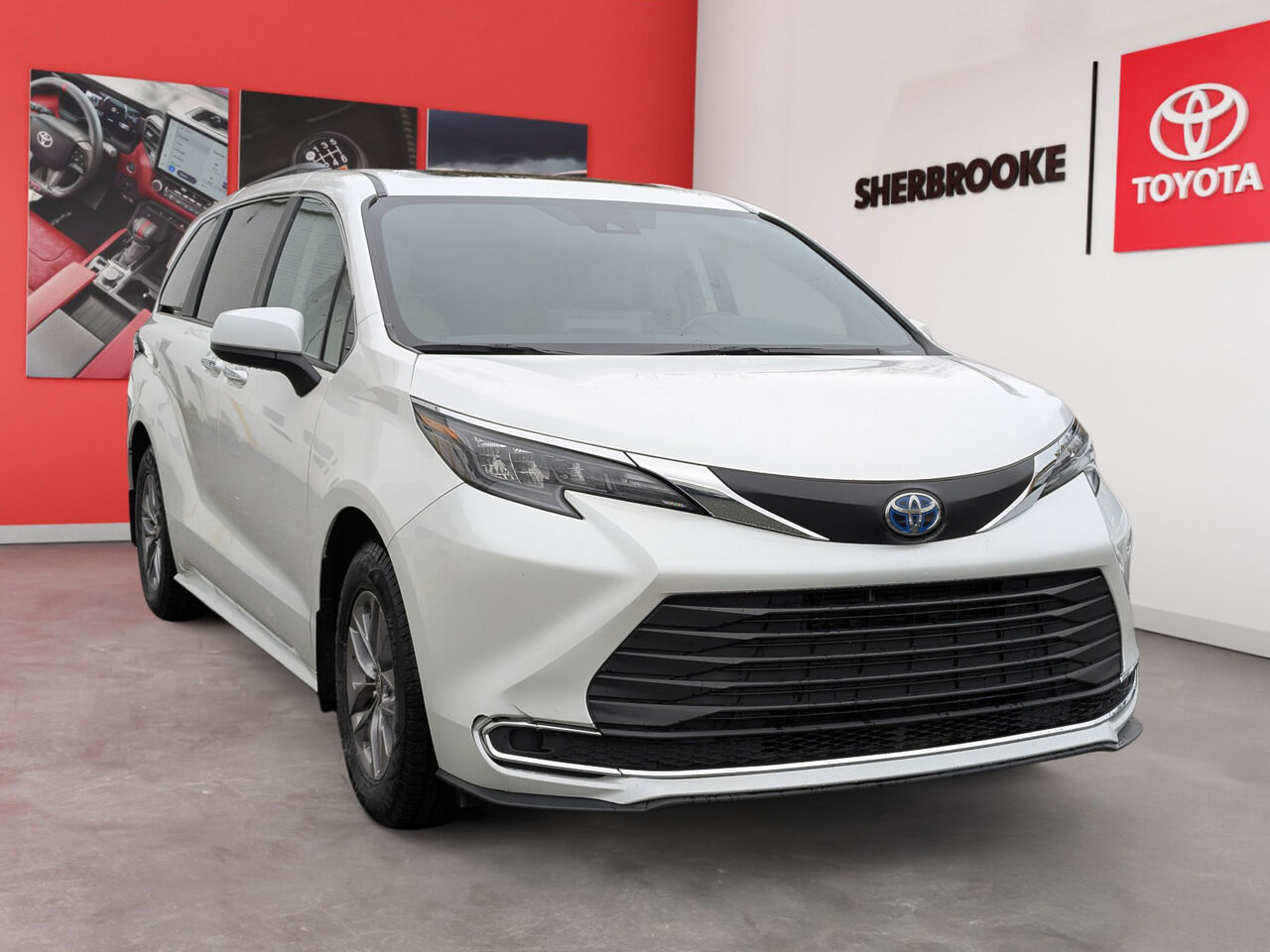 2024 Toyota Sienna - Image 2