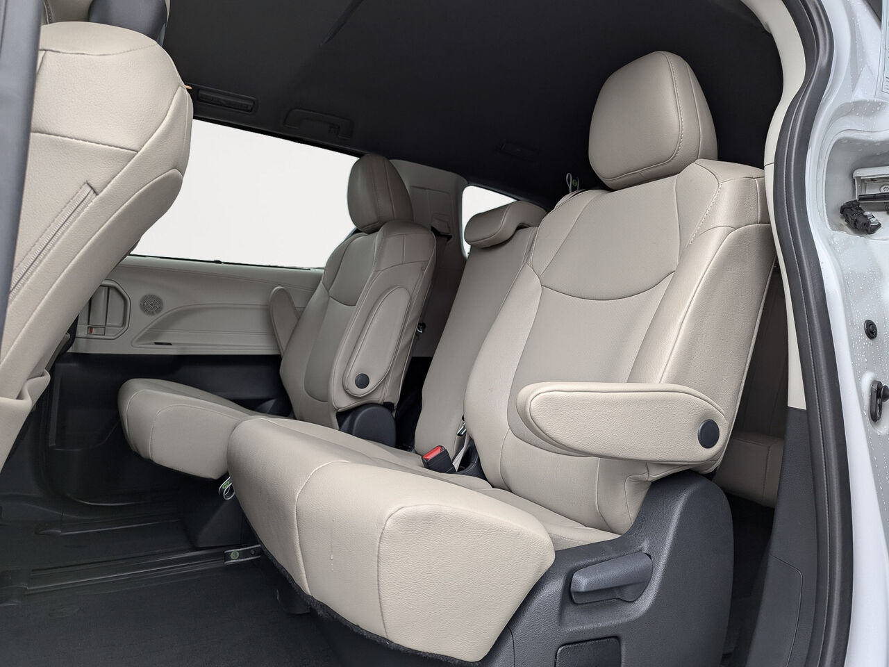 2024 Toyota Sienna - Image 9