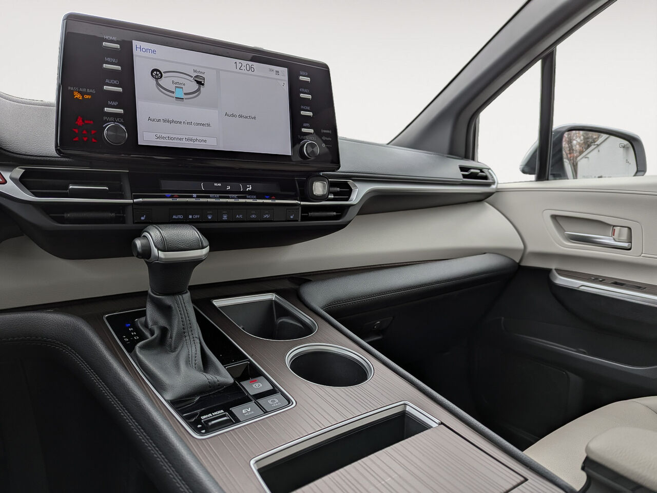 2024 Toyota Sienna - Image 10