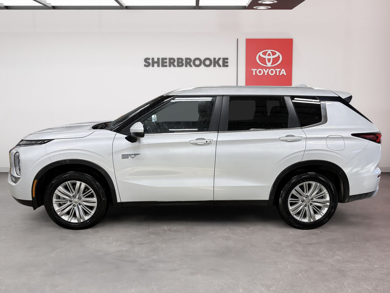 2025 Mitsubishi Outlander PHEV - Image 3