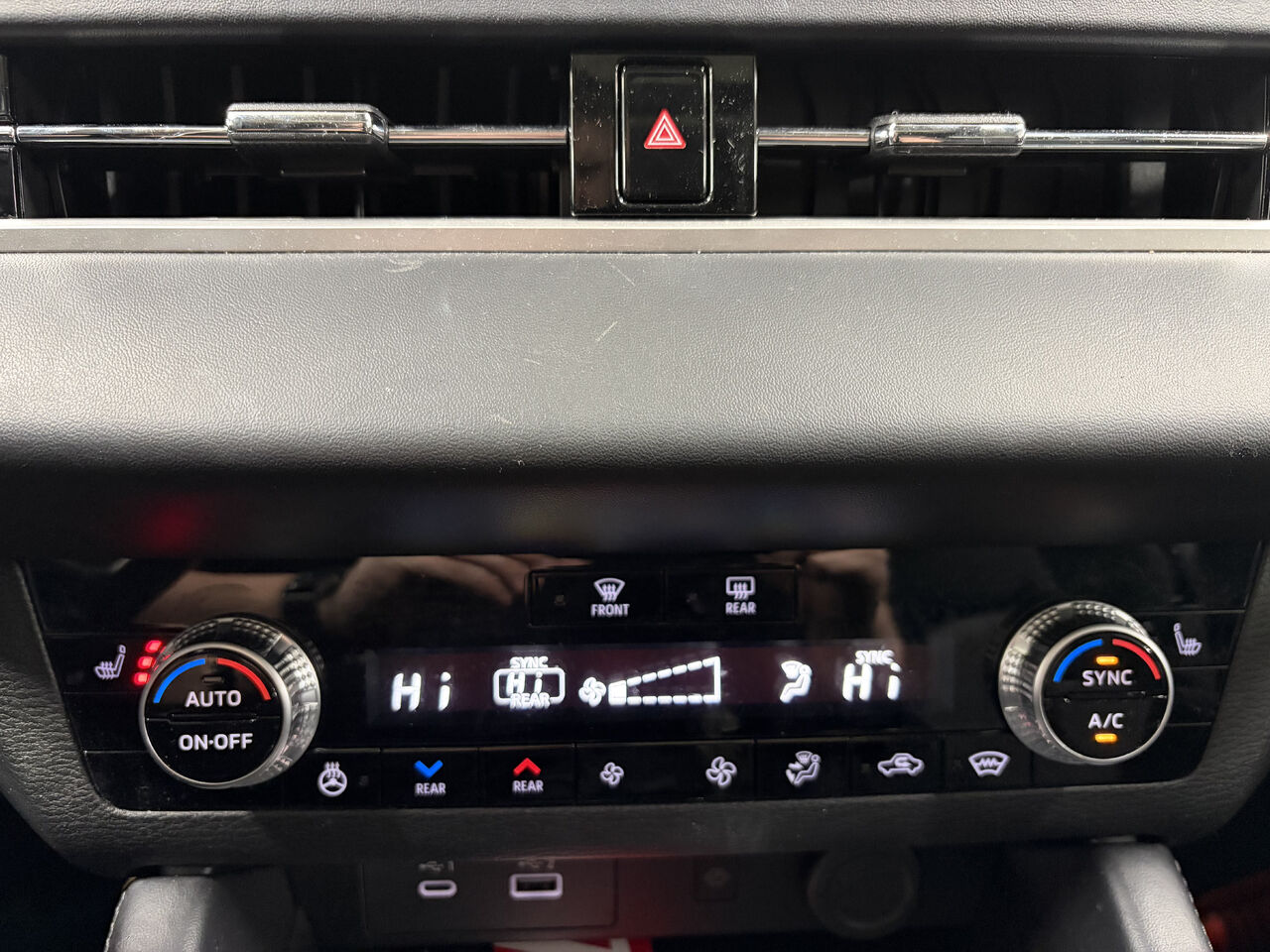 2025 Mitsubishi Outlander PHEV - Image 14