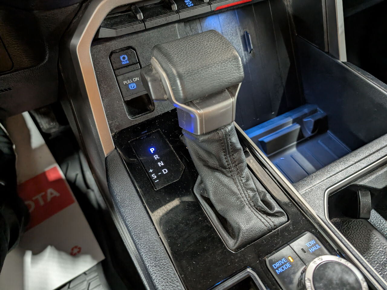 2022 Toyota Tundra - Image 25