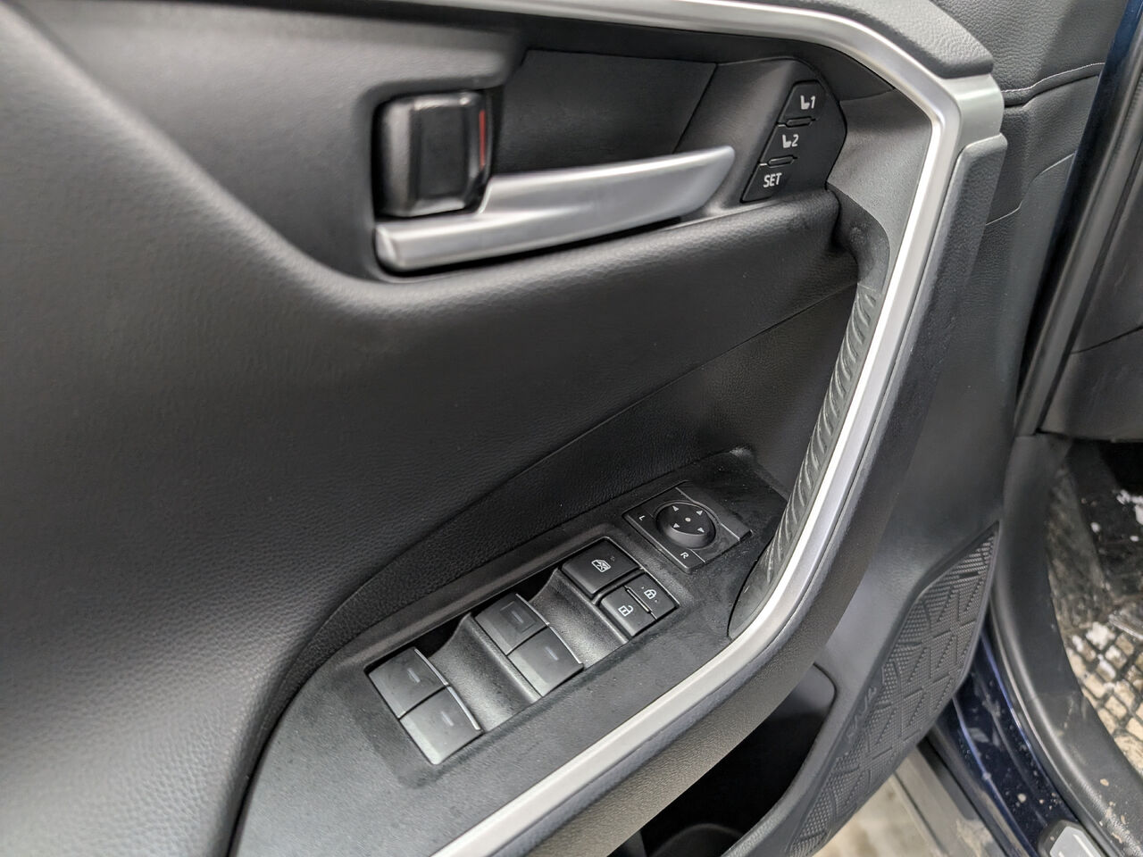 2025 Toyota RAV4 Hybride - Image 11
