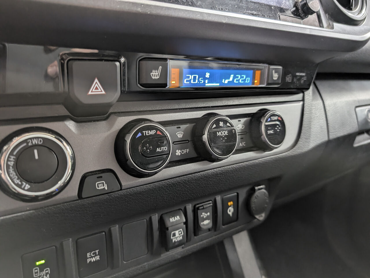 2018 Toyota Tacoma - Image 21