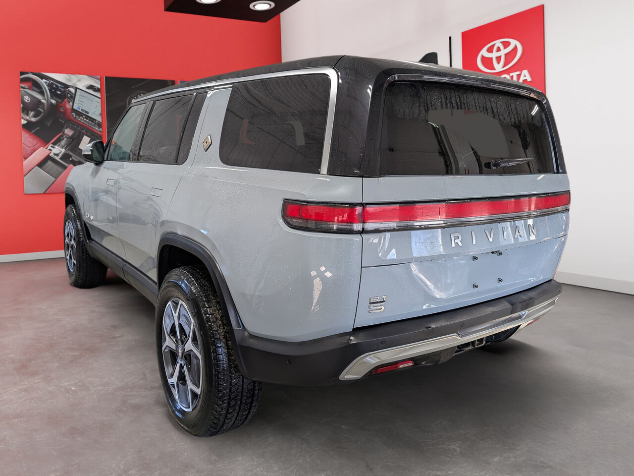 2024 Rivian R1S - Image 4