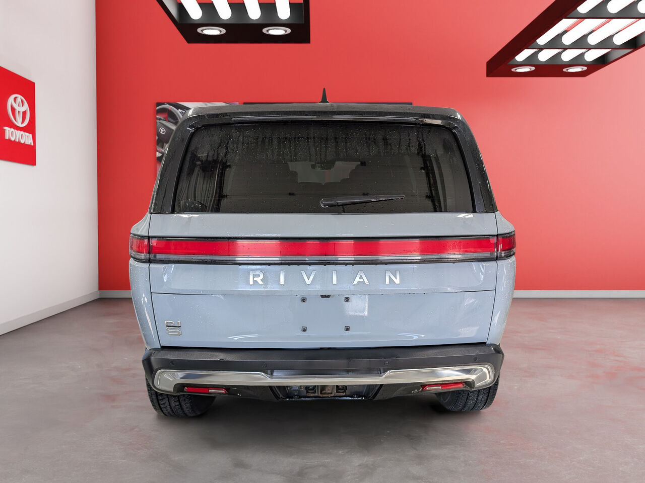 2024 Rivian R1S - Image 5