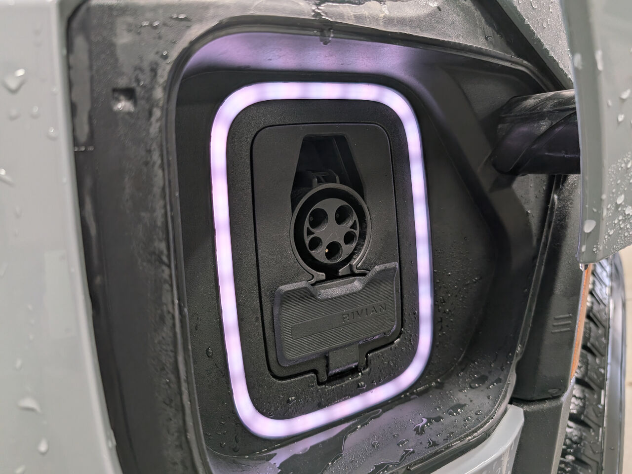 2024 Rivian R1S - Image 8