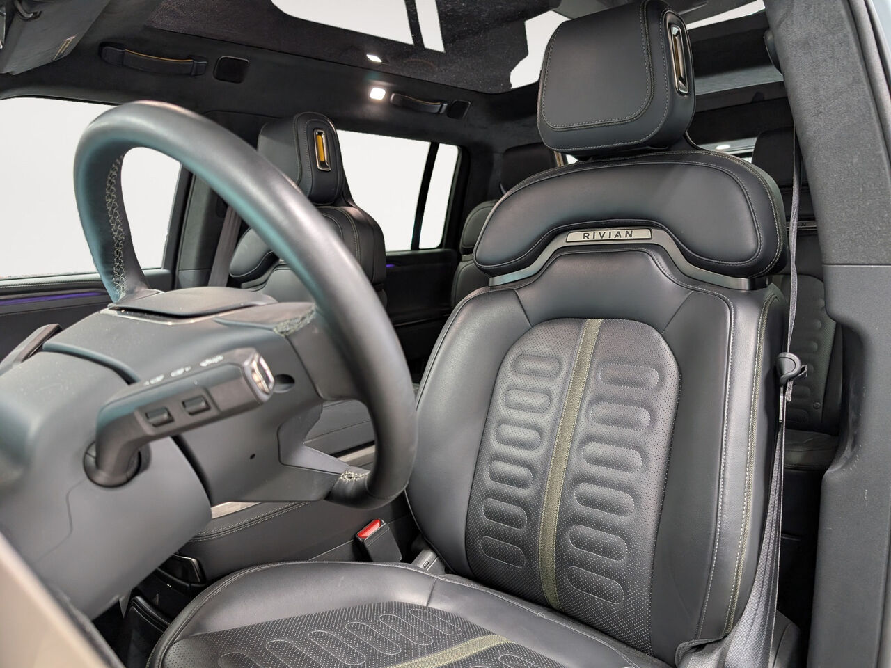 2024 Rivian R1S - Image 10