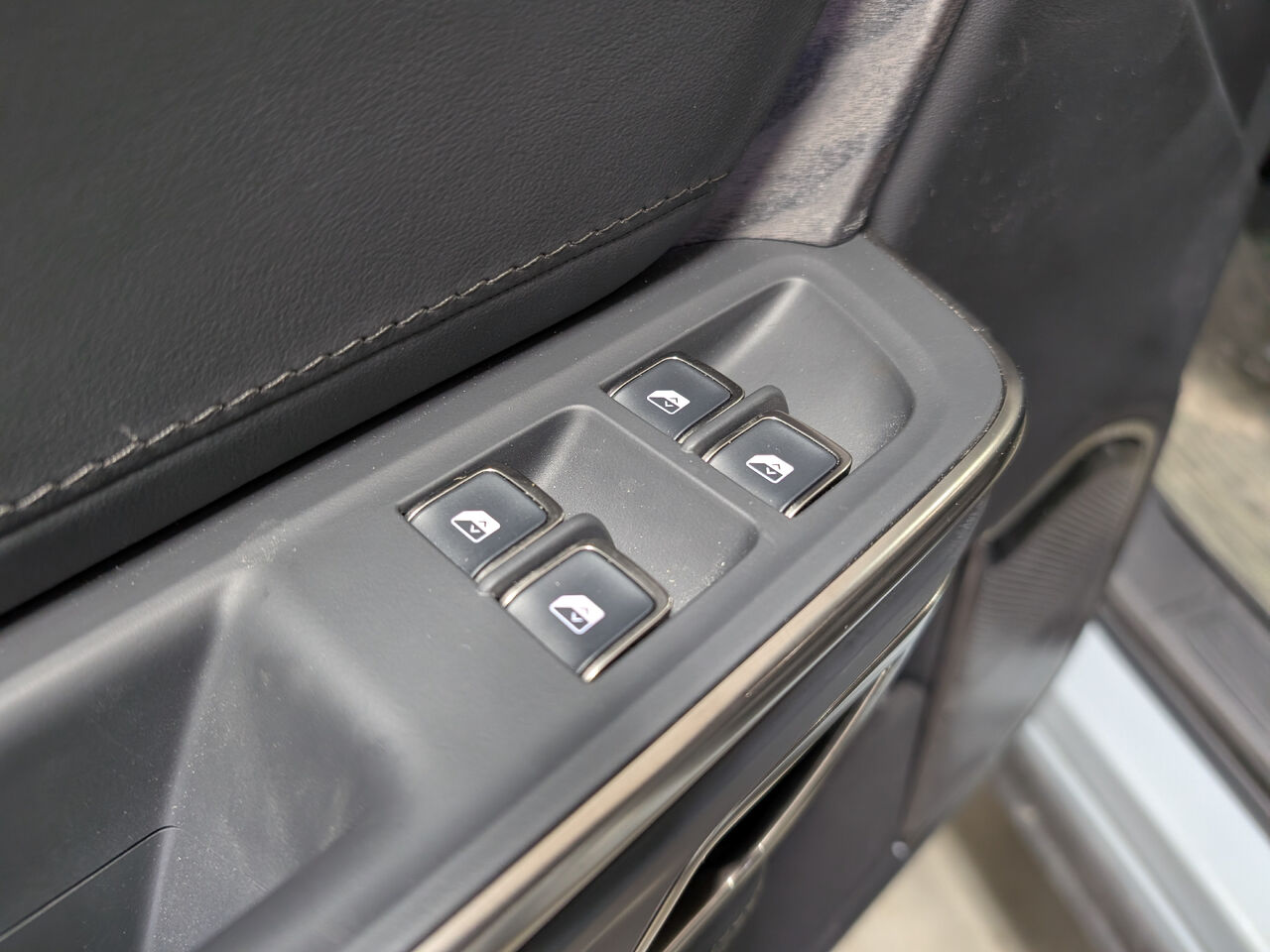 2024 Rivian R1S - Image 11