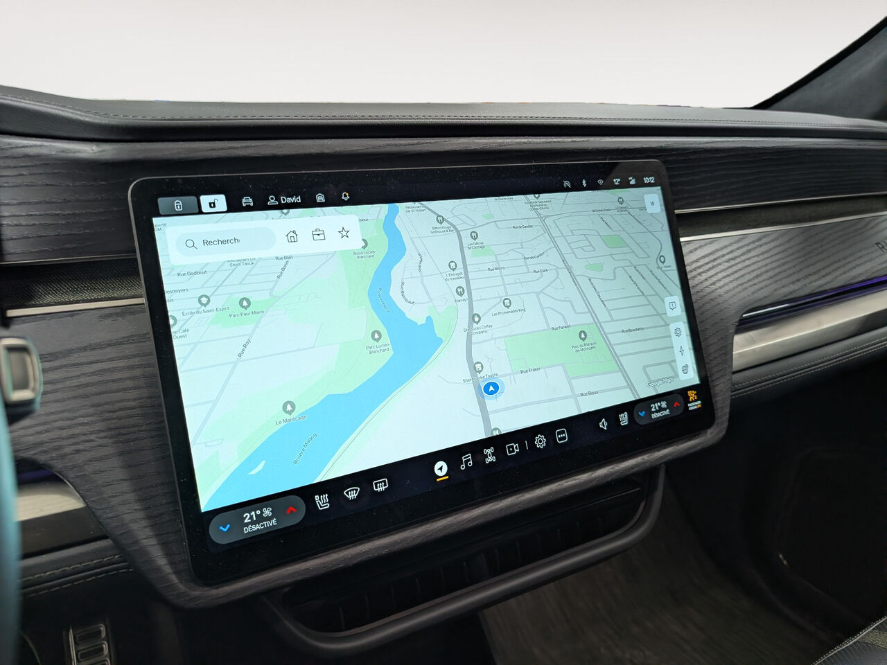 2024 Rivian R1S - Image 17