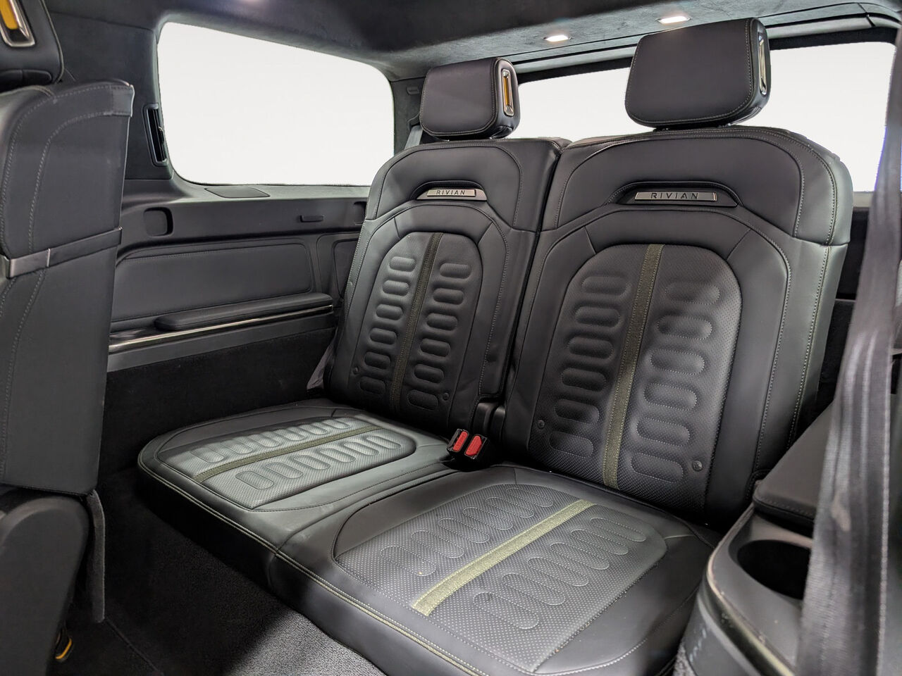 2024 Rivian R1S - Image 24