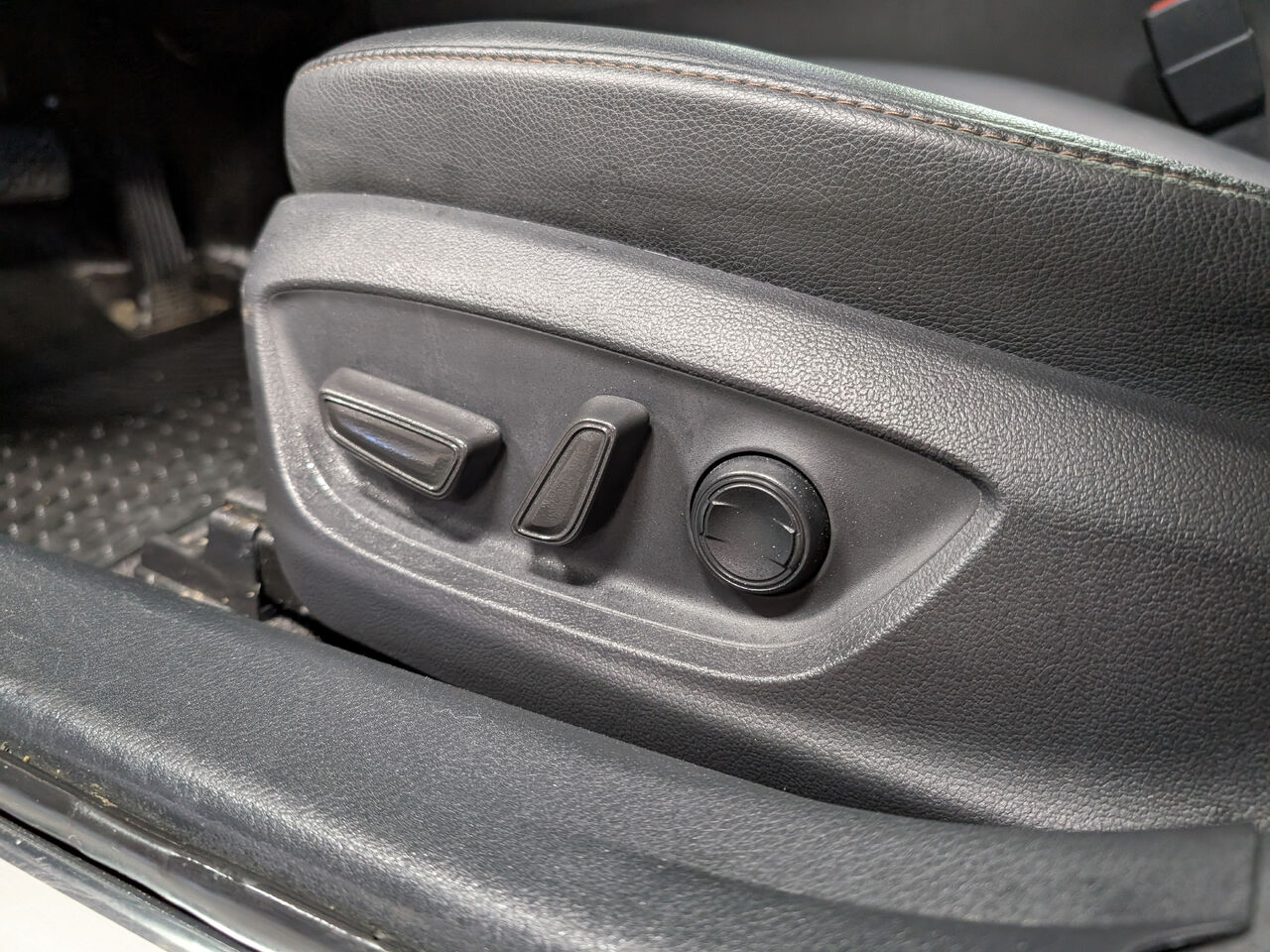 2018 Toyota Camry Hybride - Image 11