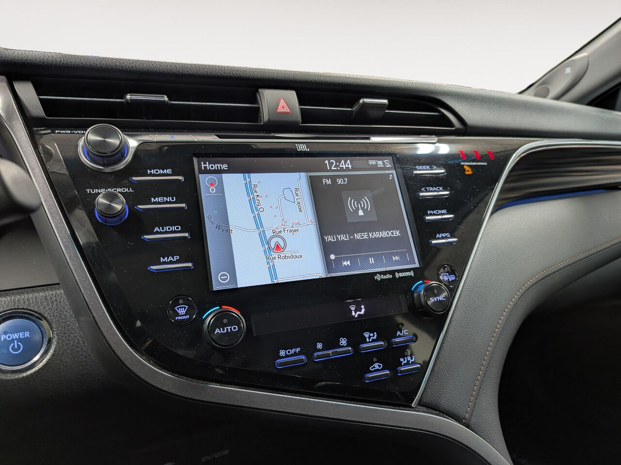 2018 Toyota Camry Hybride - Image 16