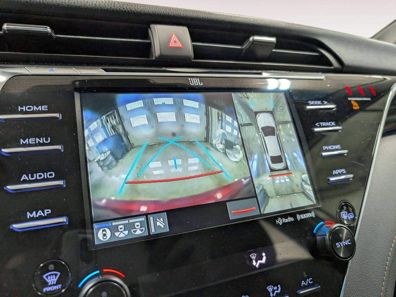 2018 Toyota Camry Hybride - Image 17