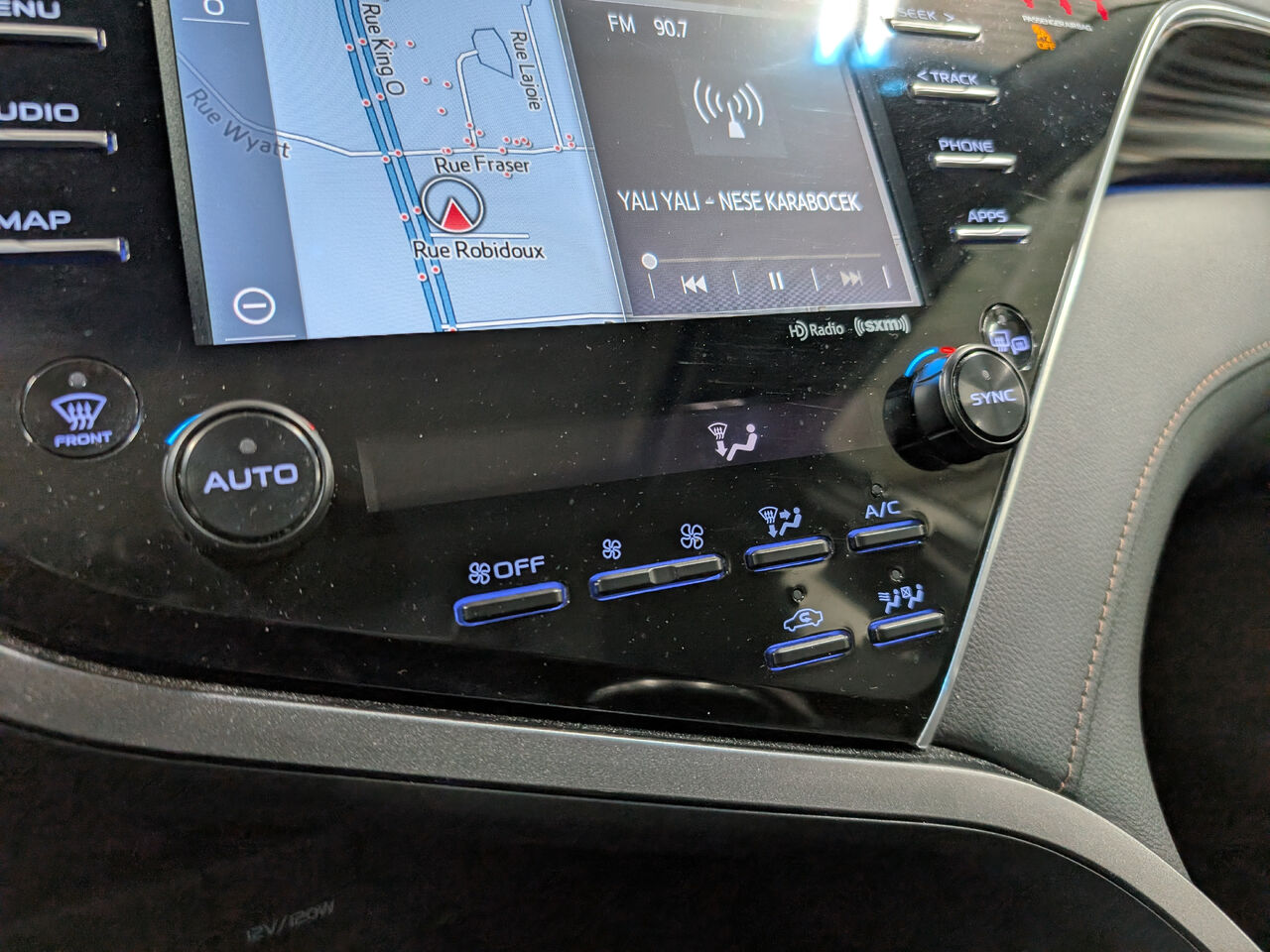 2018 Toyota Camry Hybride - Image 18