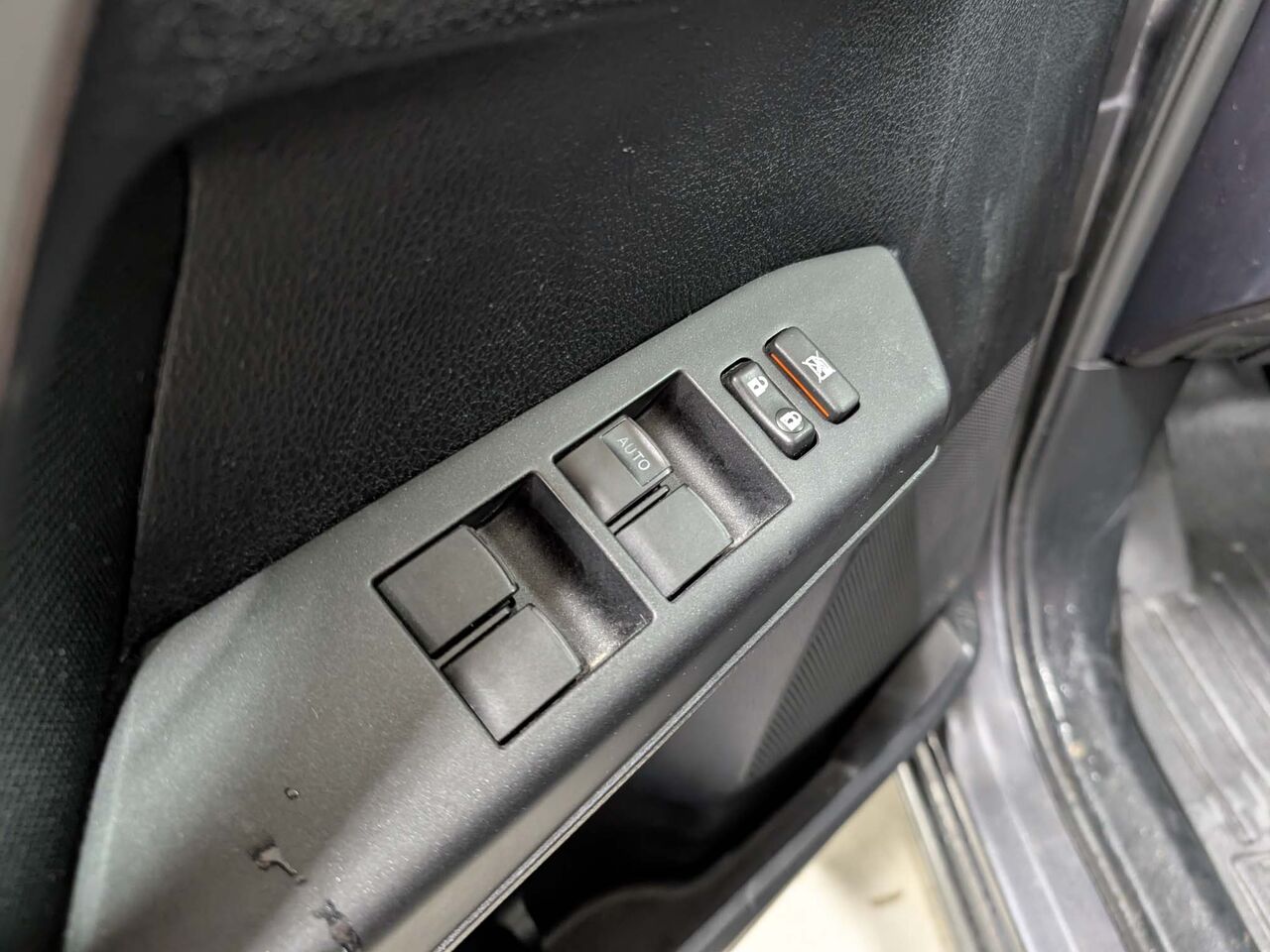 2017 Toyota RAV4 - Image 10