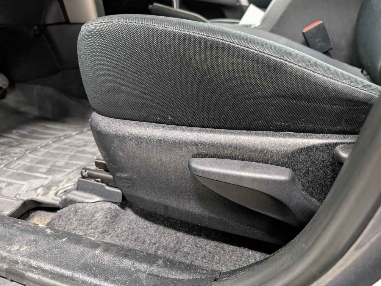 2017 Toyota RAV4 - Image 11