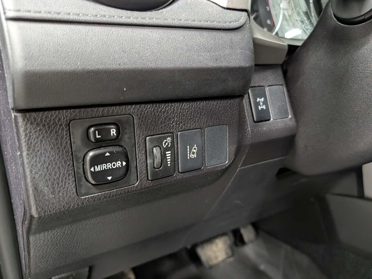 2017 Toyota RAV4 - Image 12