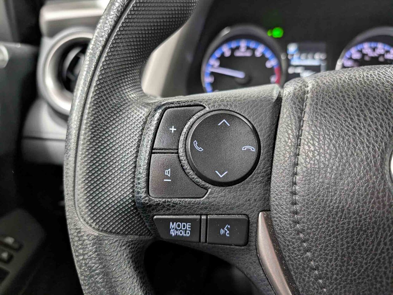 2017 Toyota RAV4 - Image 14