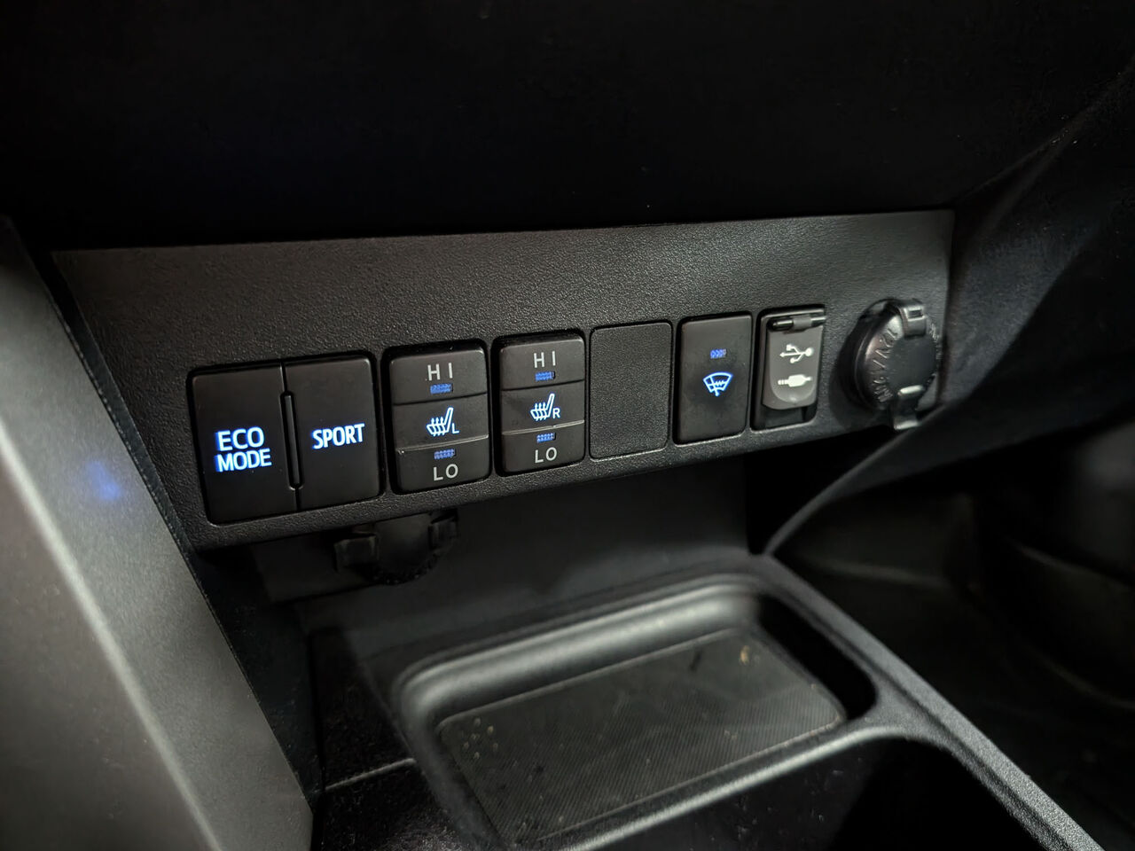 2017 Toyota RAV4 - Image 21