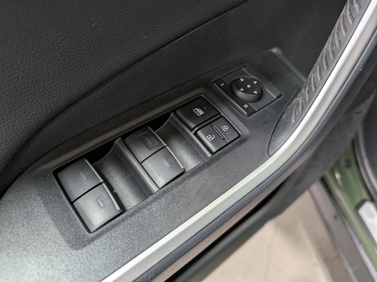 2025 Toyota RAV4 - Image 10