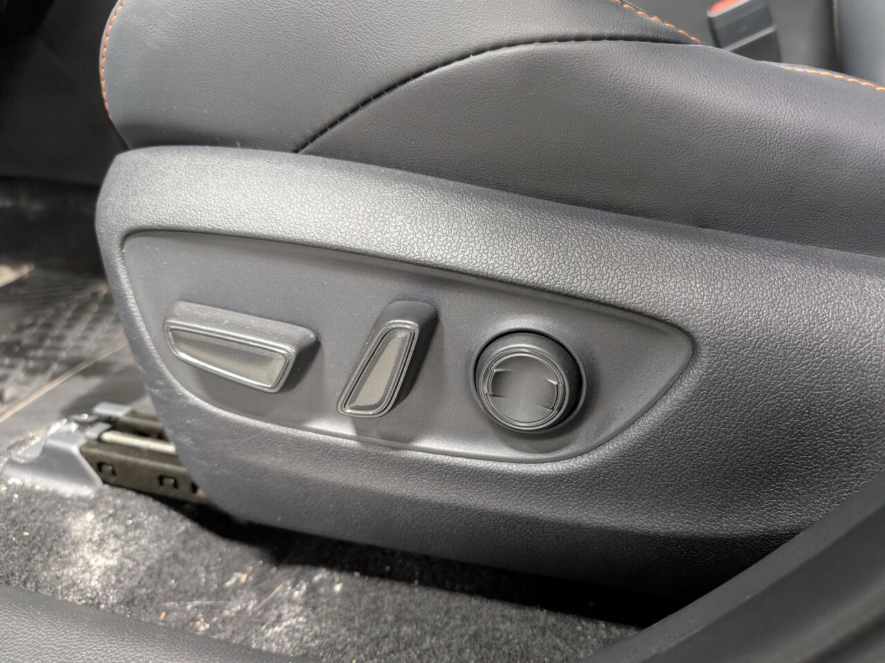 2025 Toyota RAV4 - Image 11