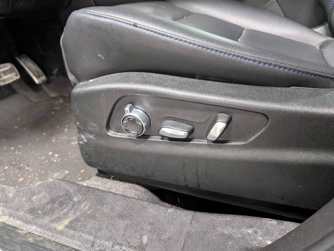 2025 Cadillac XT4 - Image 11