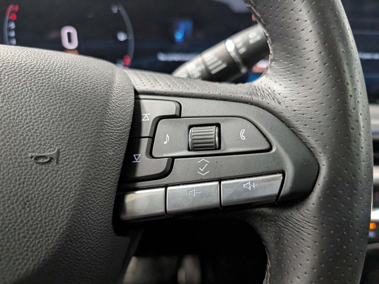 2025 Cadillac XT4 - Image 15