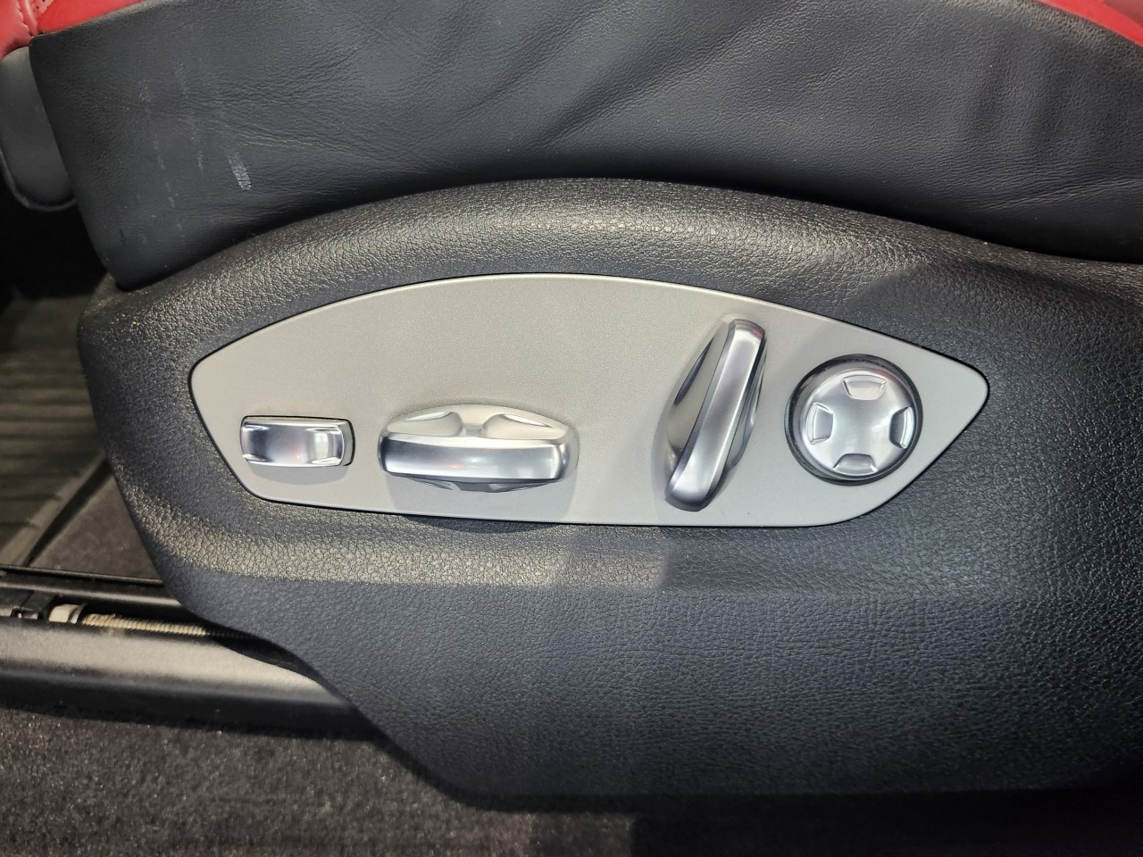 2023 Porsche Macan - Image 48