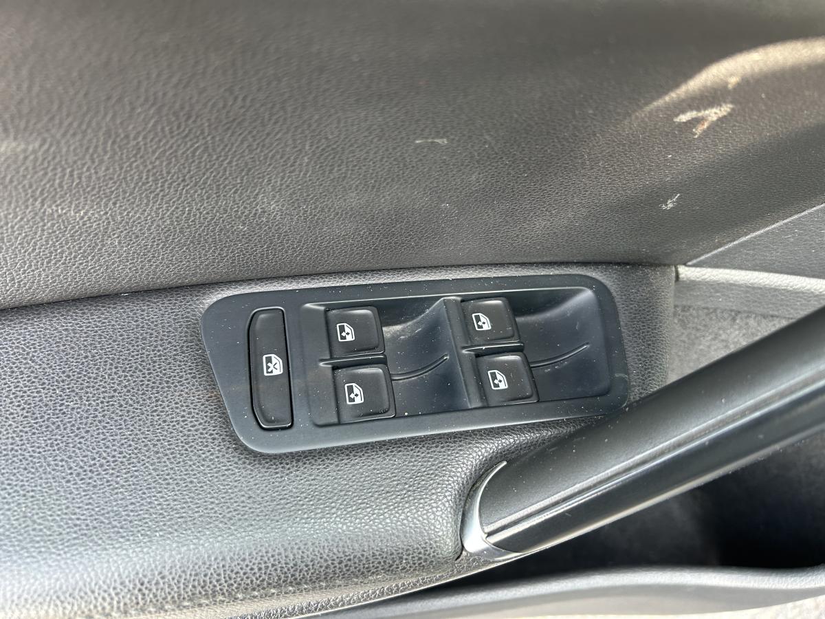 2018 Volkswagen e-Golf - Image 53