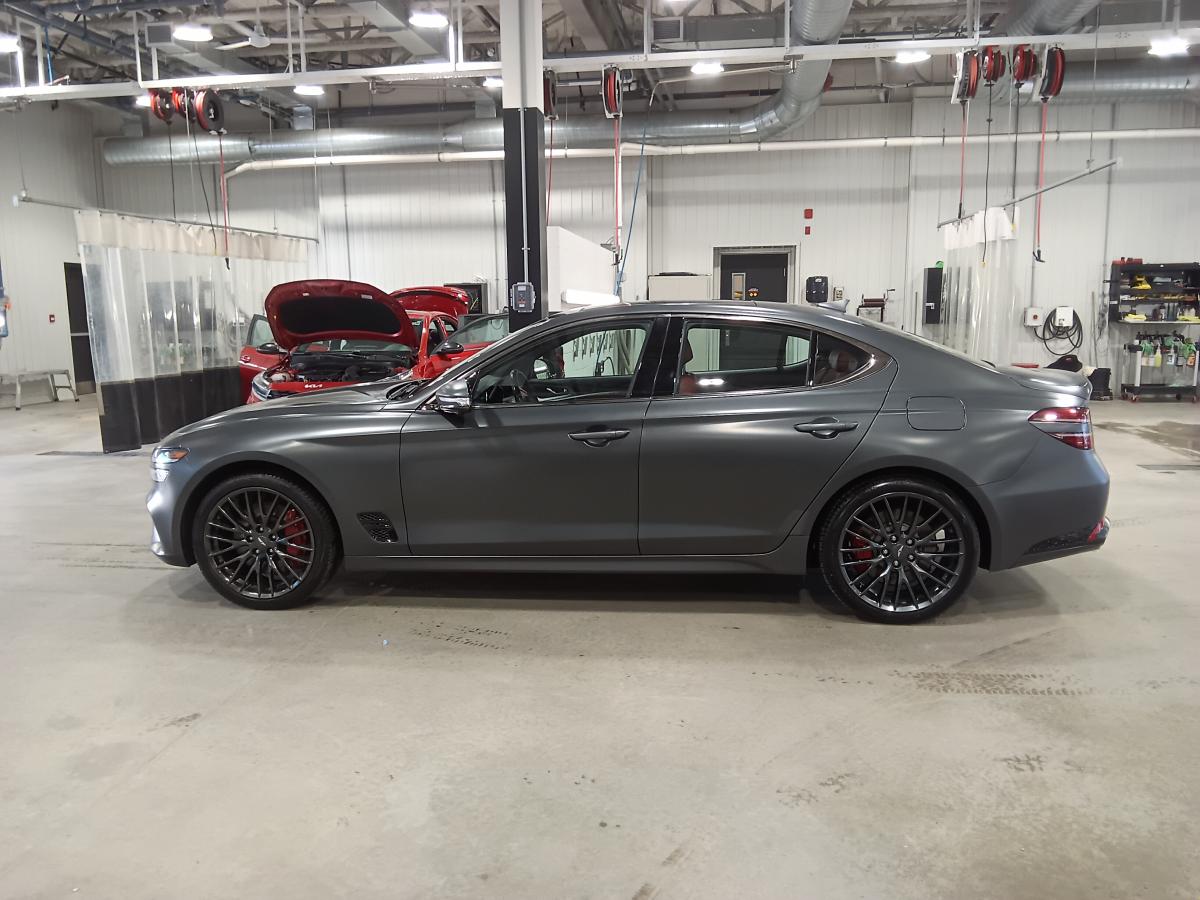 2022 Genesis G70 - Image 18