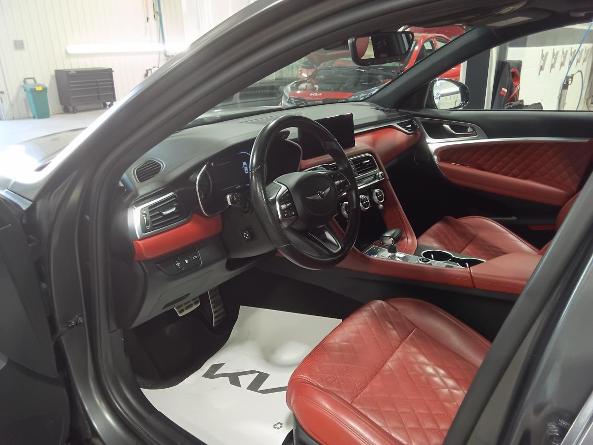 2022 Genesis G70 - Image 27