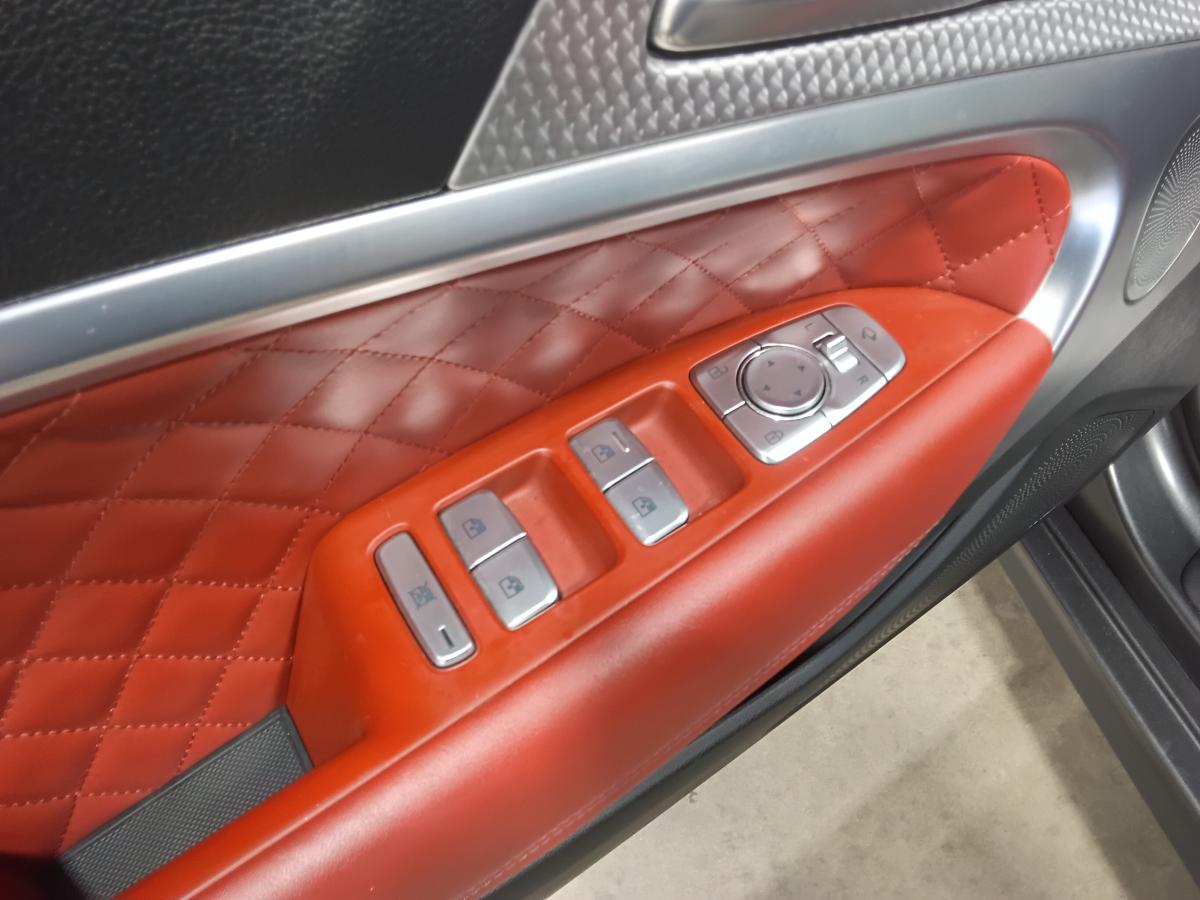 2022 Genesis G70 - Image 36