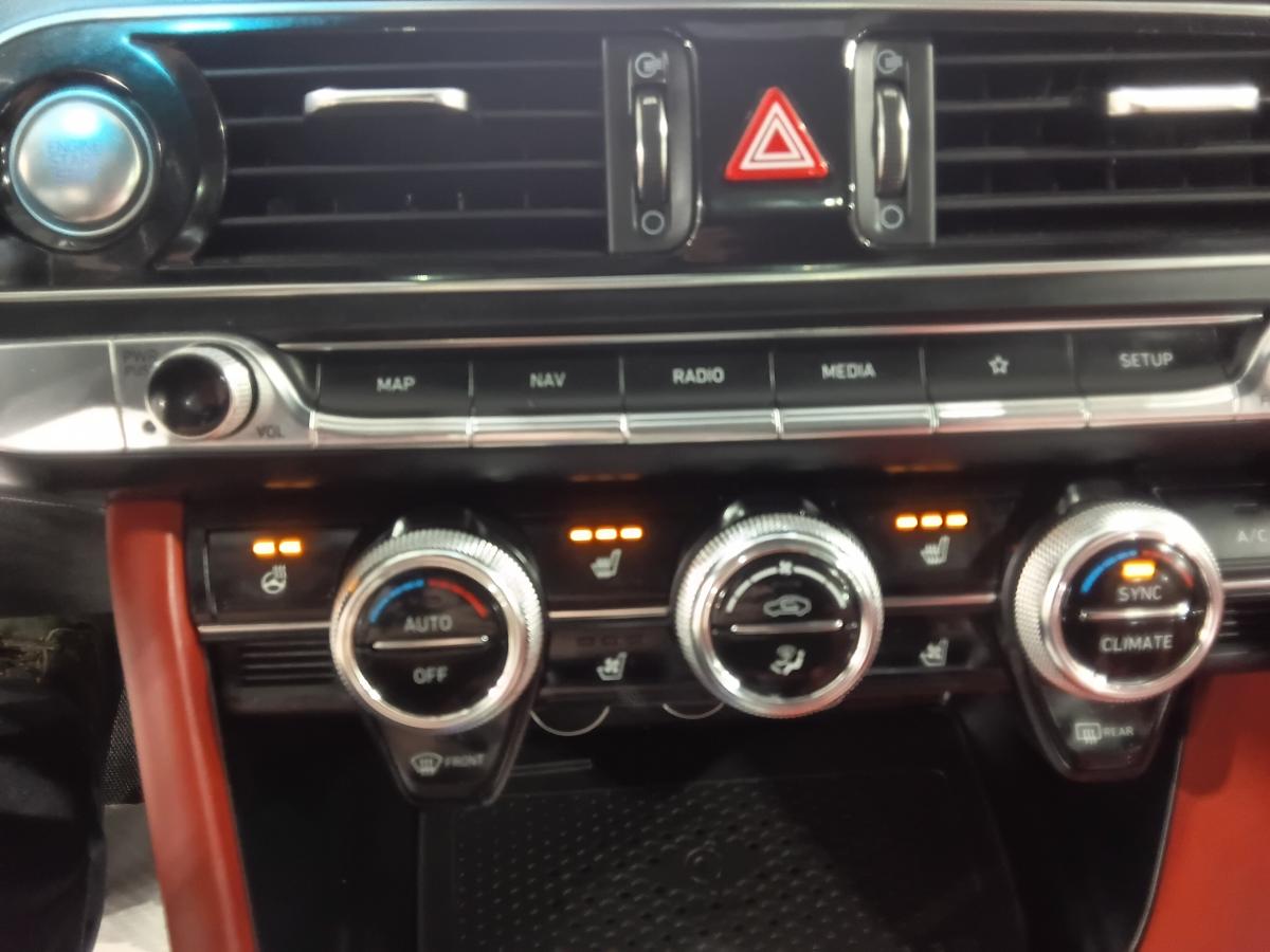 2022 Genesis G70 - Image 40