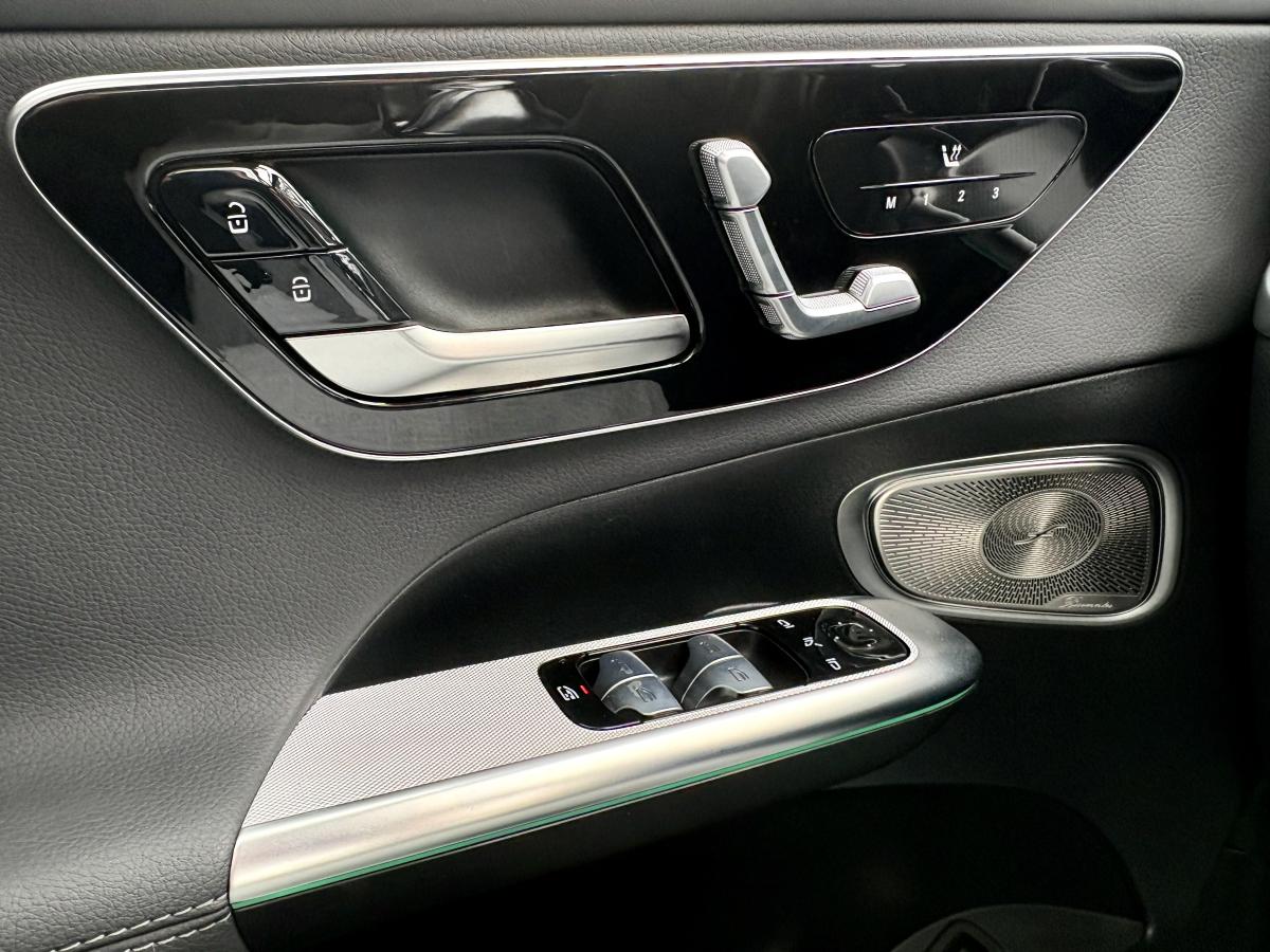 2025 Mercedes-Benz GLC 300 - Image 500