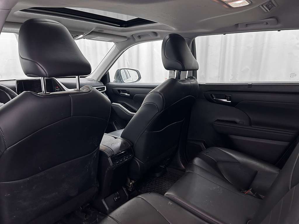 2023 Toyota Highlander - Image 21