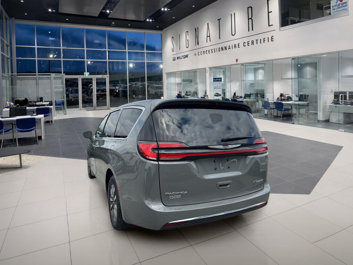 2022 Chrysler Pacifica Hybrid - Image 17