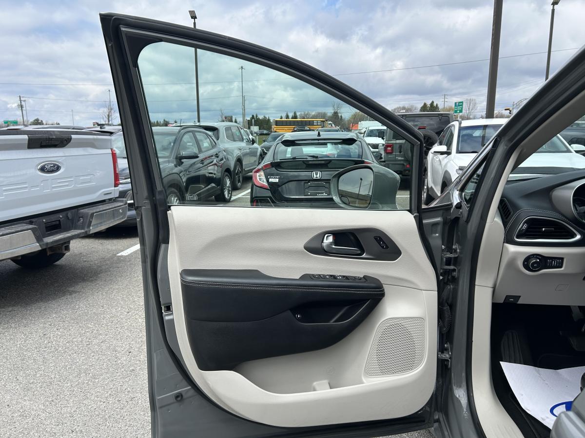 2022 Chrysler Pacifica Hybrid - Image 24