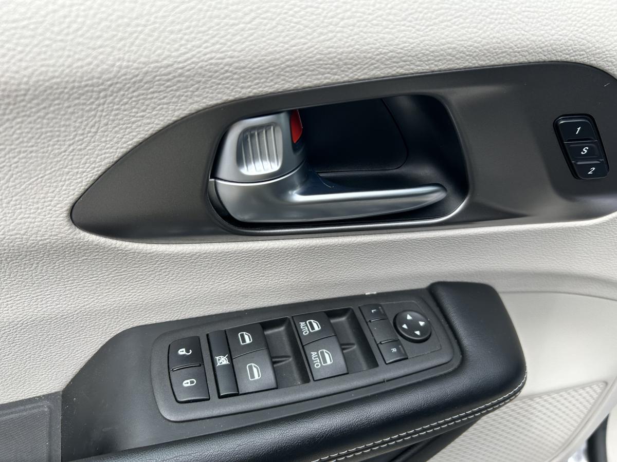 2022 Chrysler Pacifica Hybrid - Image 55