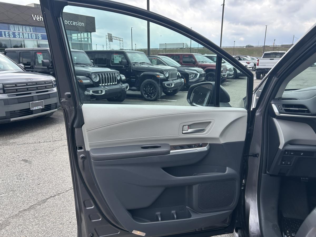 2024 Toyota Sienna - Image 173