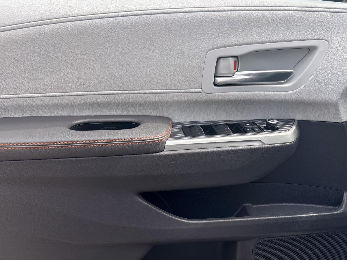 2022 Toyota Sienna Hybrid - Image 346