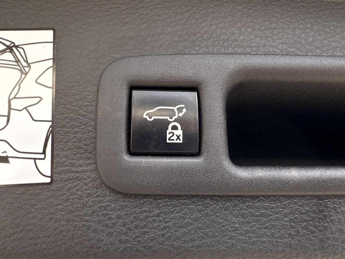 2022 Toyota Sienna Hybrid - Image 375