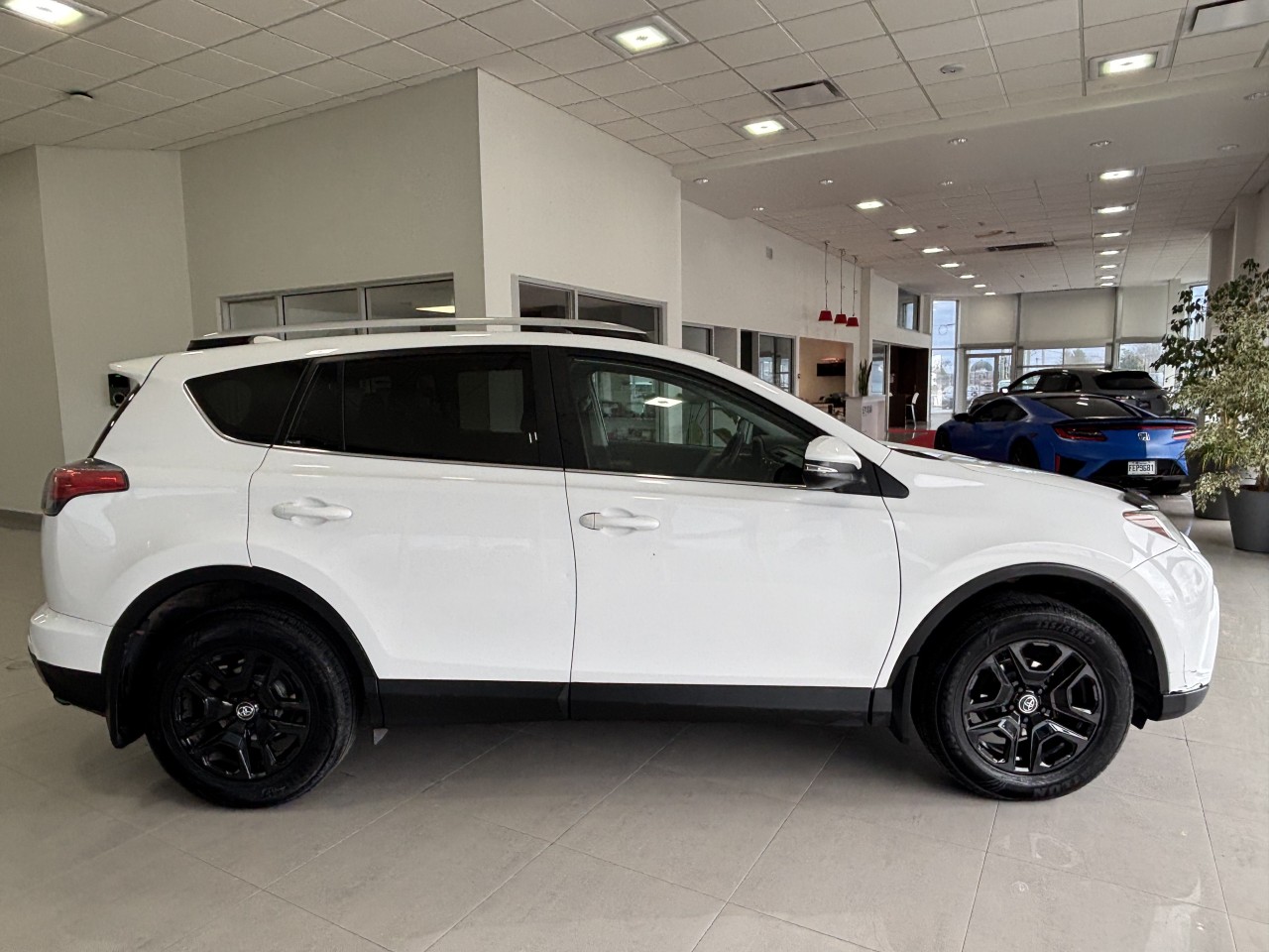 2016 Toyota RAV4 - Image 4