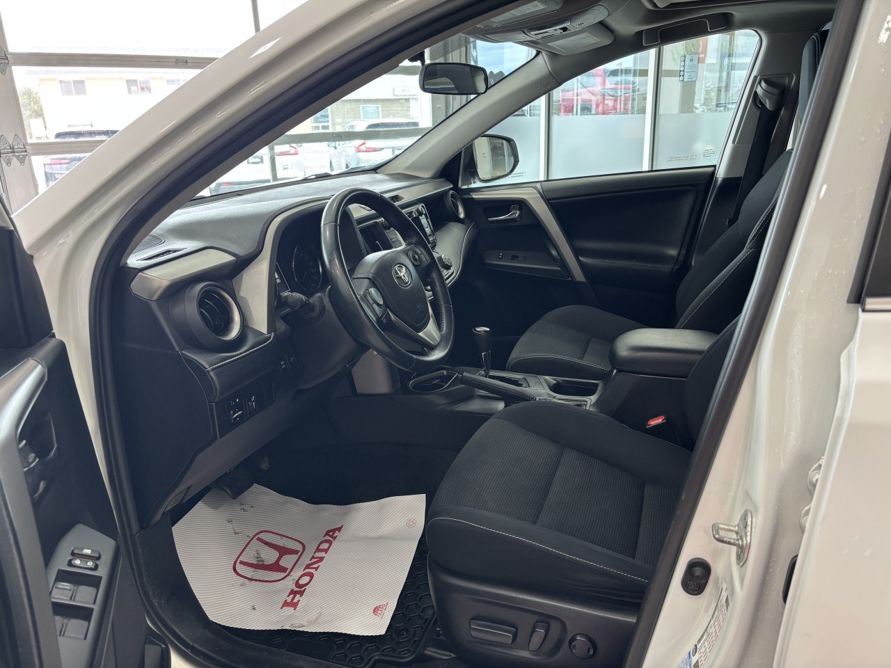 2016 Toyota RAV4 - Image 9