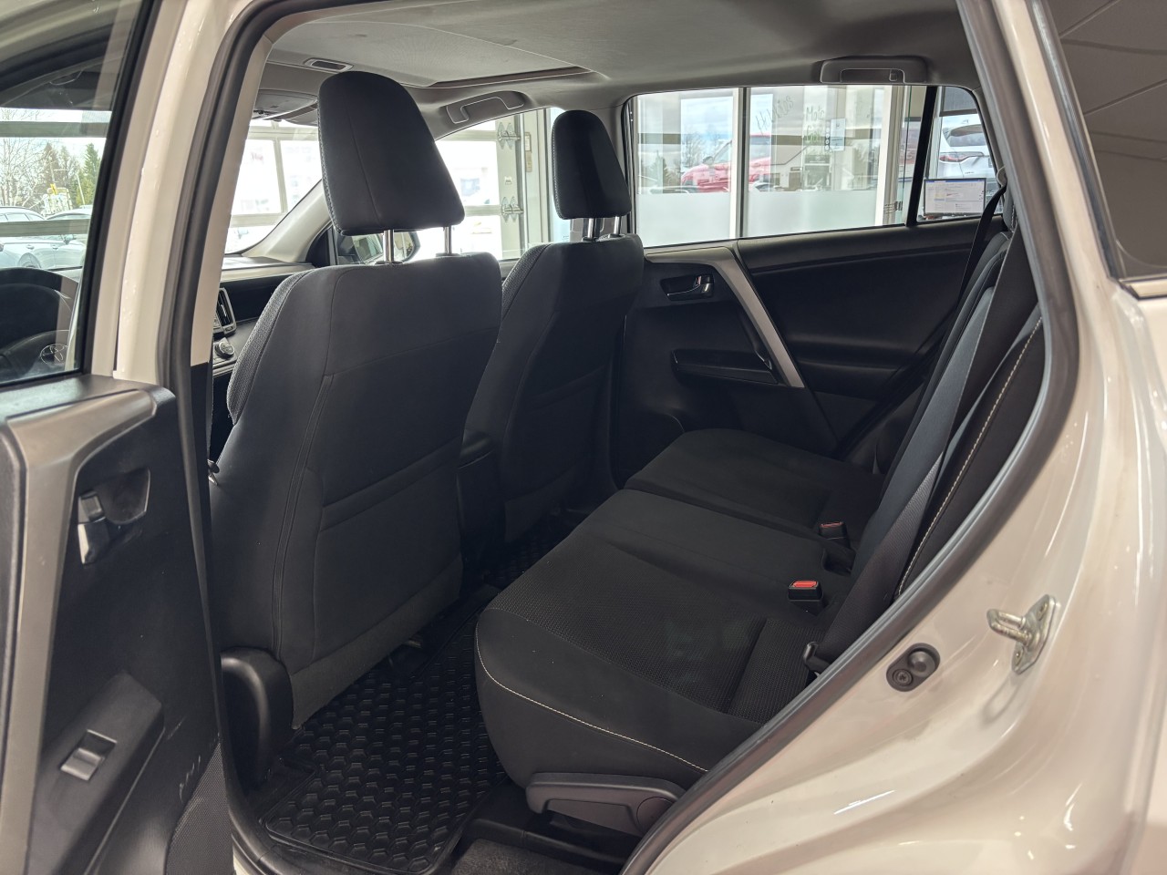 2016 Toyota RAV4 - Image 10