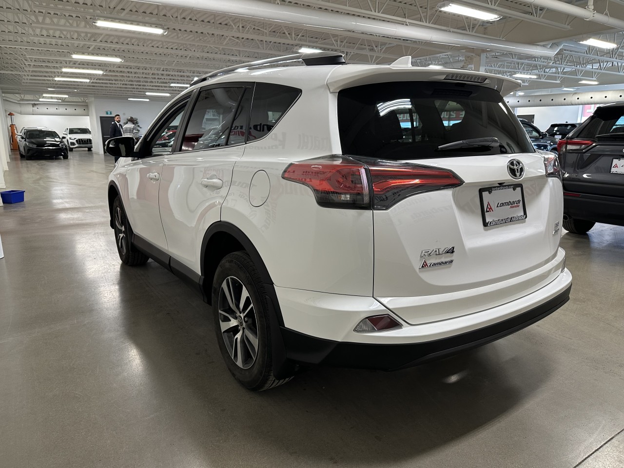2018 Toyota RAV4 - Image 11