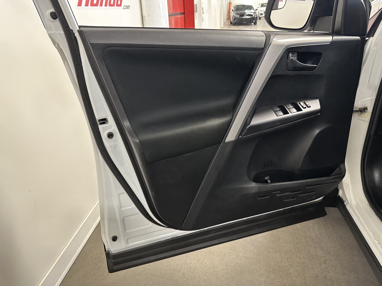 2018 Toyota RAV4 - Image 12