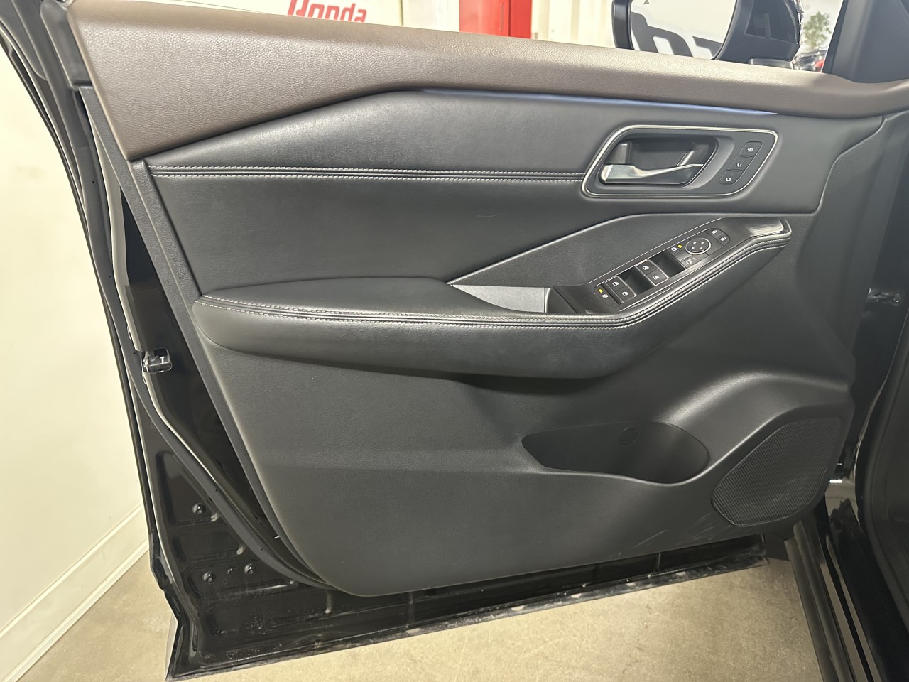 2022 Nissan Rogue - Image 11