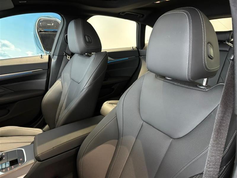 2025 BMW i4 - Image 9